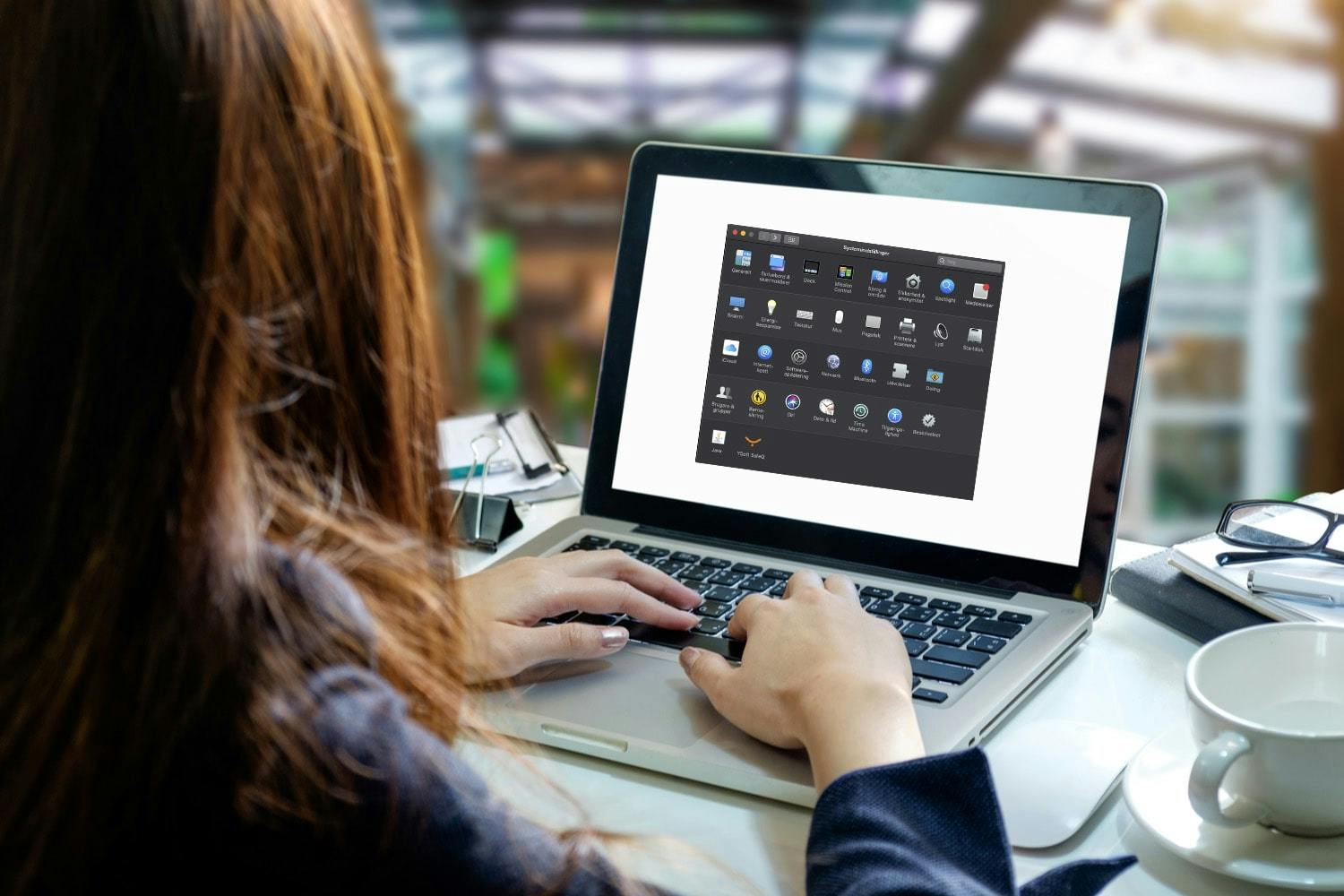 billede til web farver min 45y0pI5kZaUY5hT Kvinna kalibrerar sin skärm